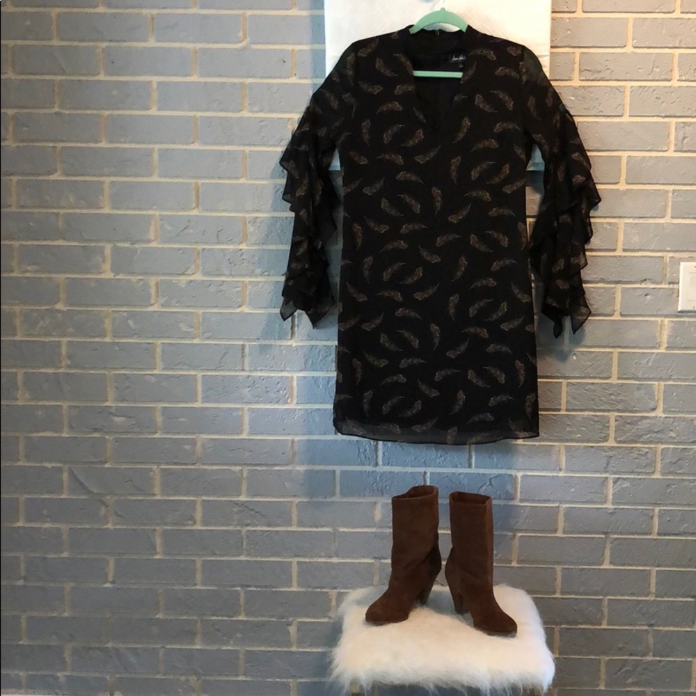 Flared sleeved boho dress with feather design.